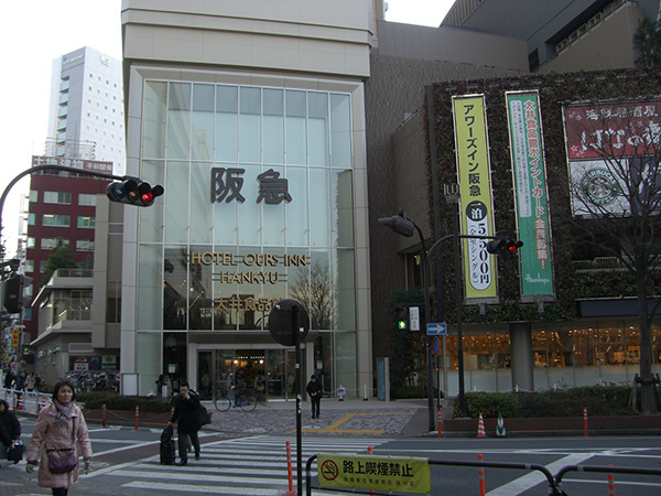 ①JR大井町駅中央口改札を出て阪急大井ガーデン左側入口に入ります。